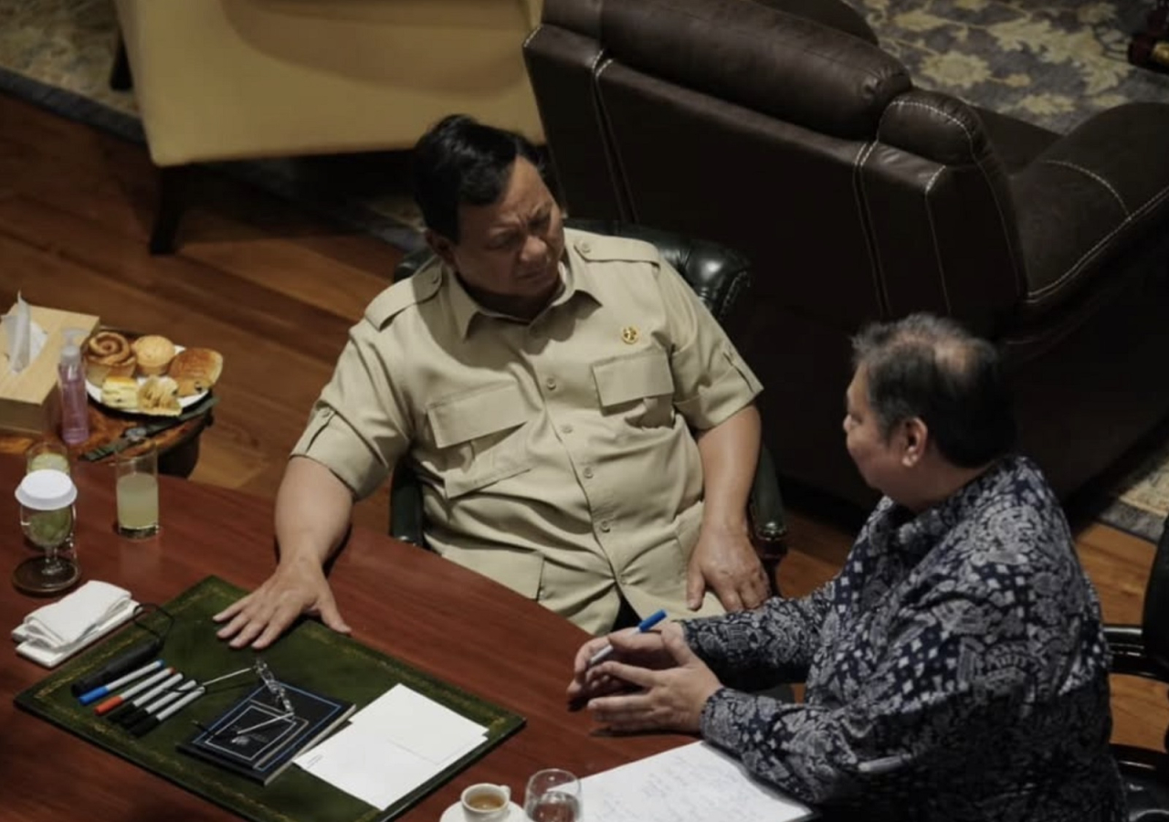 Presiden Prabowo di sela-sela rapat kabinet terbatas, berbincang dengan Menko Perekonomian Airlangga Hartarto, d kediaman Pribadi Prabowo di Hambalang.