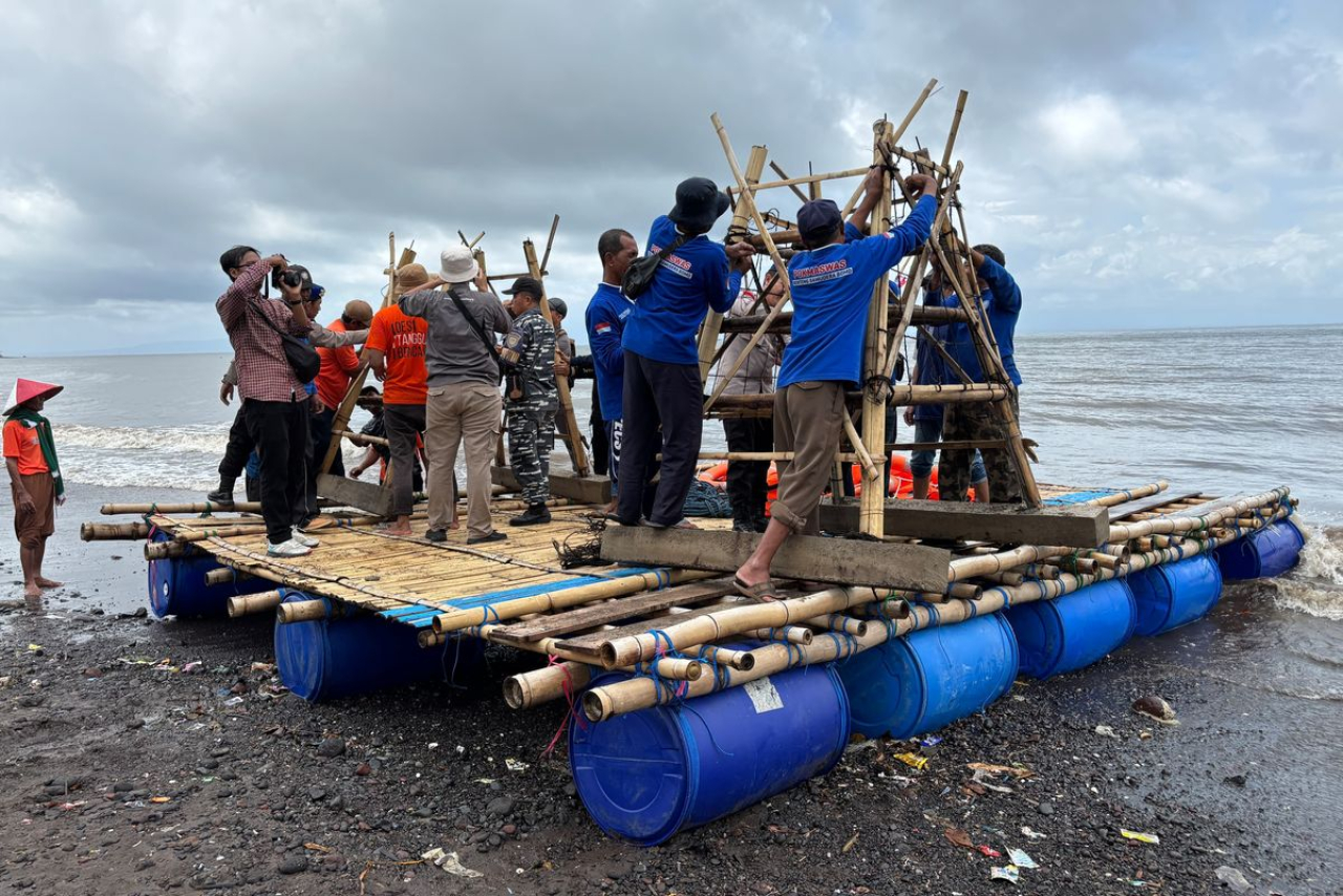 Nelayan Banyuwangi saat hendak menenggelamkan fish bank ke laut. SP/ BYW