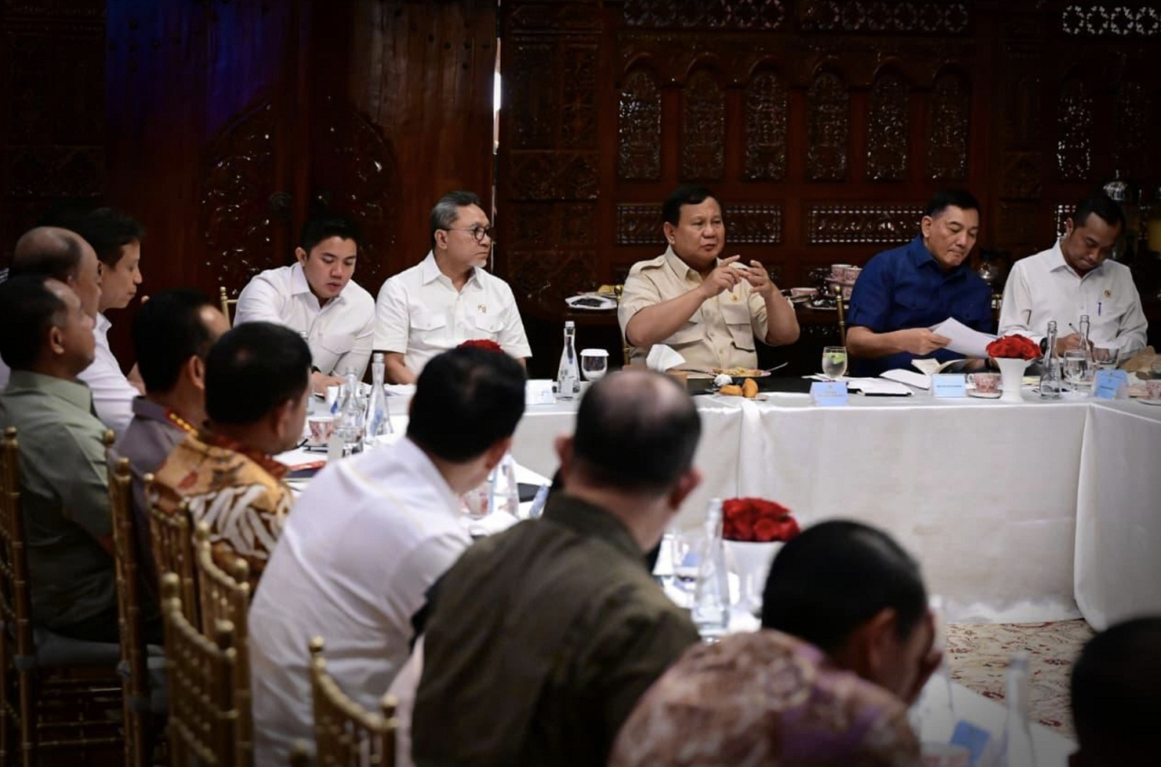 Presiden Prabowo Subianto, melakukan rapat tertutup membahas sejumlah program unggulan terutama soal Ketahanan Pangan hingga program MBG, di kediaman Prabowo di Kertanegara.