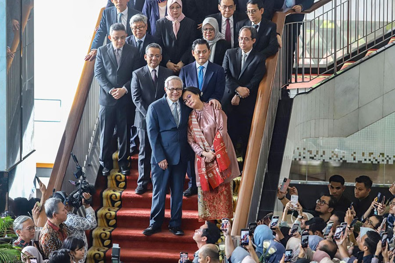 Sri Mulyani, mantan Menteri Keuangan didampingi suaminya, saat berpamitan ke seluruh karyawan Kemenkeu yang langsung disambut ribuan tangkai bunga dari ribuan karyawan Kemenkeu.