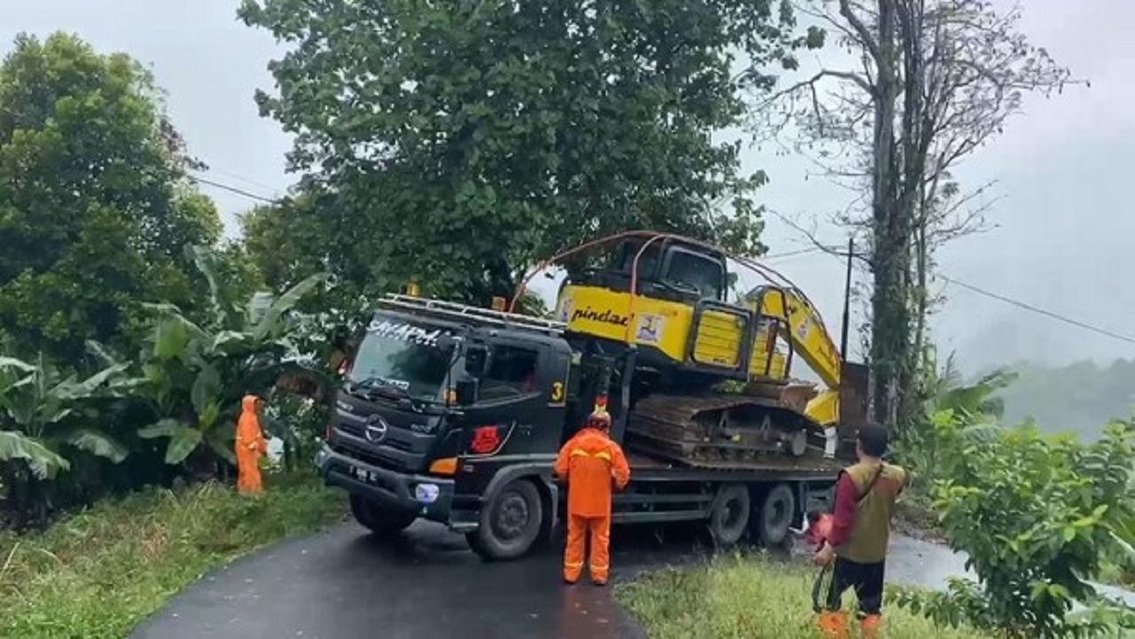 Alat berat dibawa menuju Sungai Tundo membantu proses normalisasi. SP/ MLG