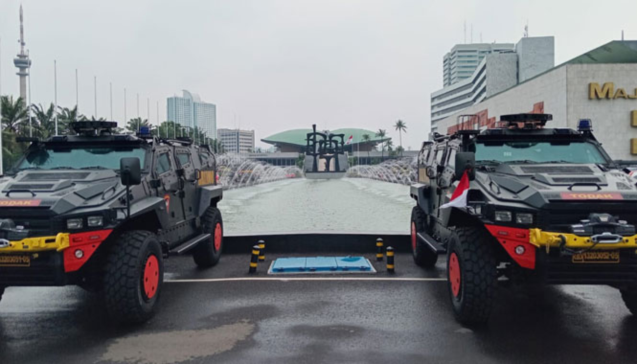 Kendaraan berat jenis rantis TNI, hingga senin (22/9/2025) masih menjaga dan mengawasi kompleks Gedung DPR RI mengantisipasi adanya kericuhan imbas kerusuhan 25-28 Agustus 2025 lalu.
