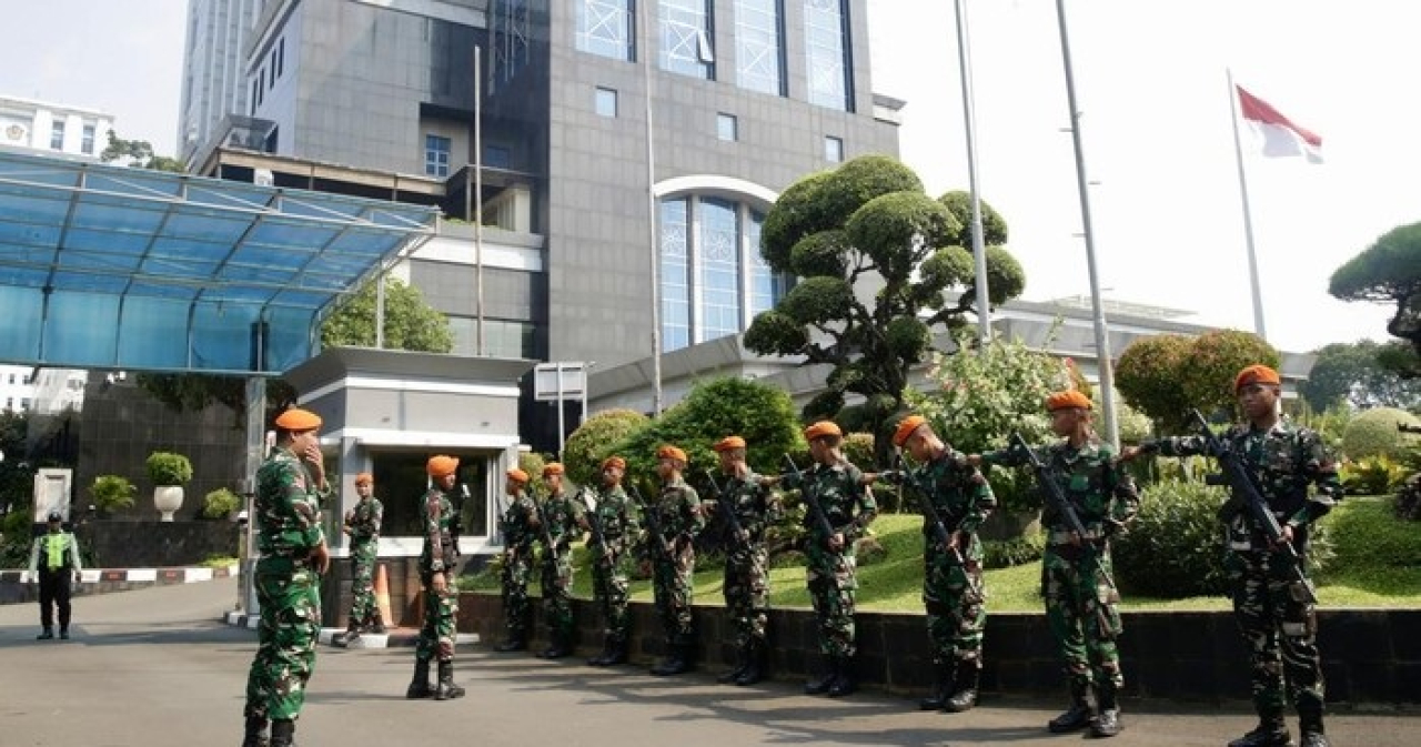 Pasca penjarahan di rumah Menteri Keuangan Sri Mulyani, Kantor Kemenkeu di Jakarta mendapat penjagaan ketat dari pasukan Kopasgat TNI.
