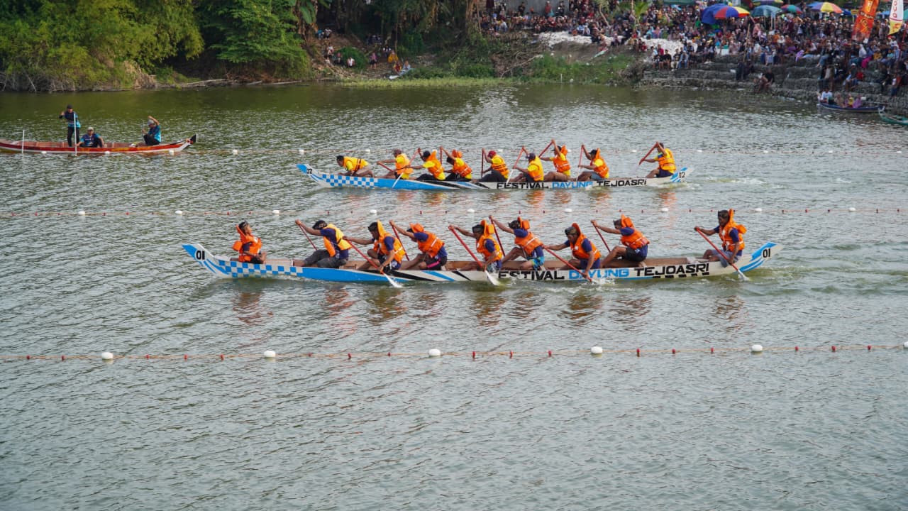 Peserta Festival Dayung Tejoasri saat mengayuh perahunya untuk menjadi yang terbaik. SP/MUHAJIRIN