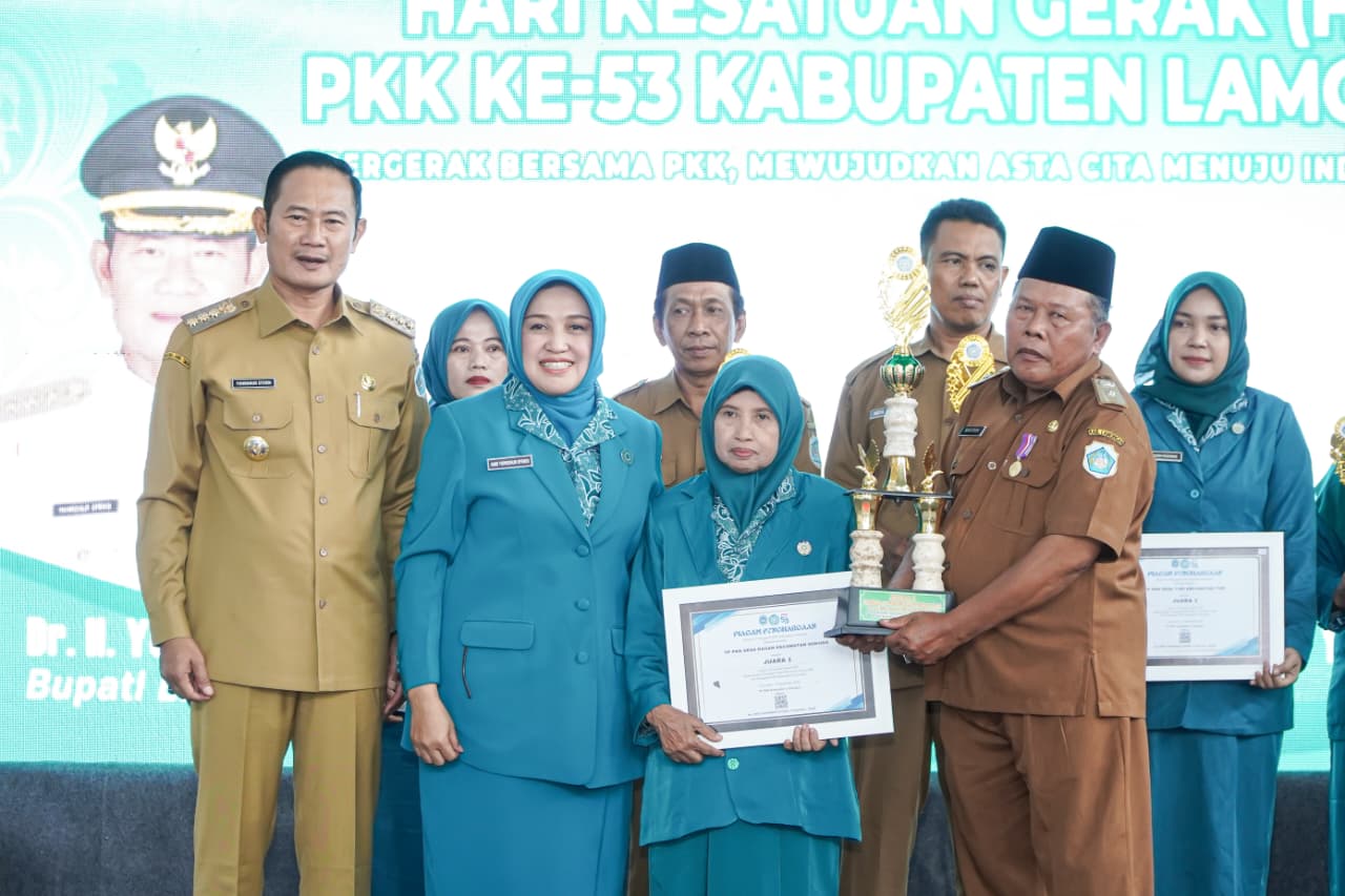 Bupati bersama ketua PKK Anis Kartika berpose dengan penerima penghargaan pemenang rangkaian lomba yang digelar dalam rangka HKG ke 53 PKK Kabupaten Lamongan. SP/IST