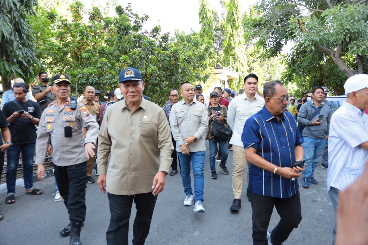 Anggota DPR RI Komisi VIII Bambang Haryo Soekartono (BHS) (tengah pakai topi)  bersama Wakil Wali Kota Surabaya Armuji melakukan inspeksi mendadak (sidak) dan Anggota DPRD Jatim serta Anggota DPRD Surabaya.