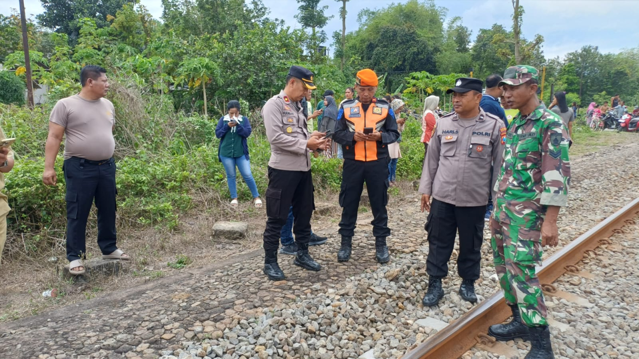 Petugas saat meminta keterangan saksi di lokasi kejadian. SP/Lestariono