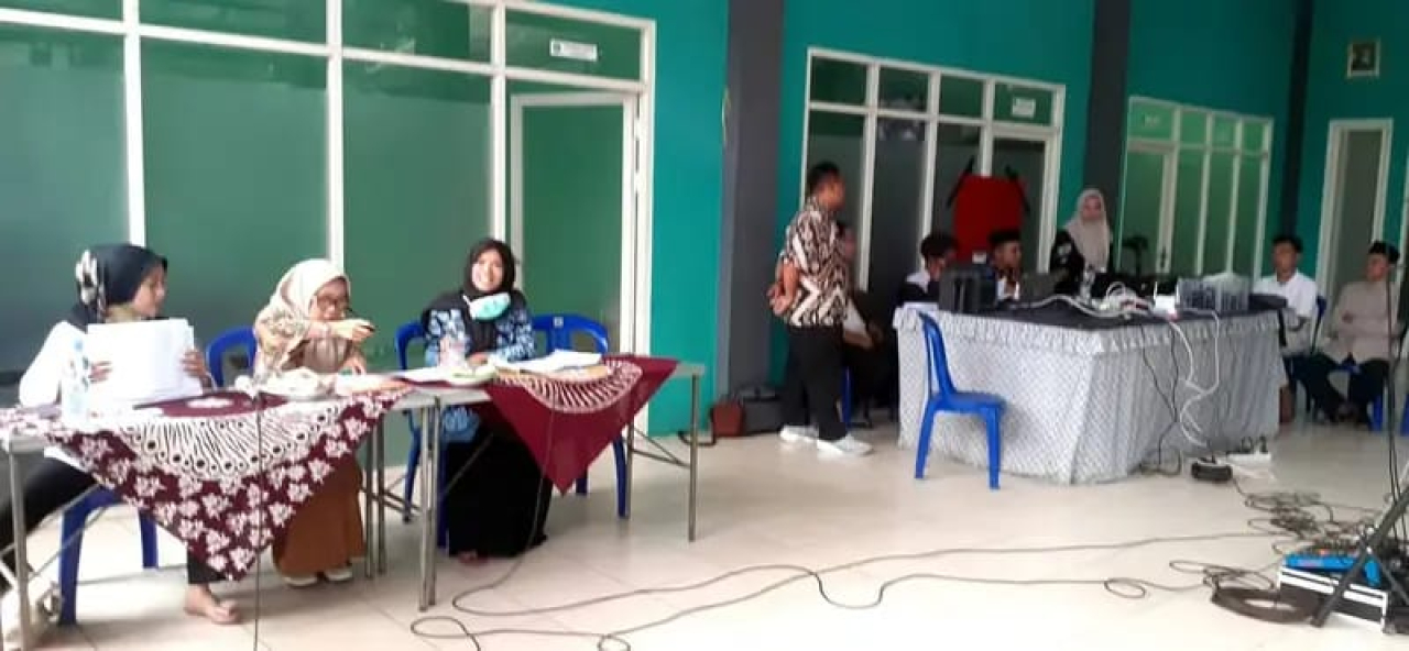 Dispenduk Capil Lakukan proses perekaman KTP di kantor Desa Jatiarjo kecamatan Prigen kabupaten Pasuruan.