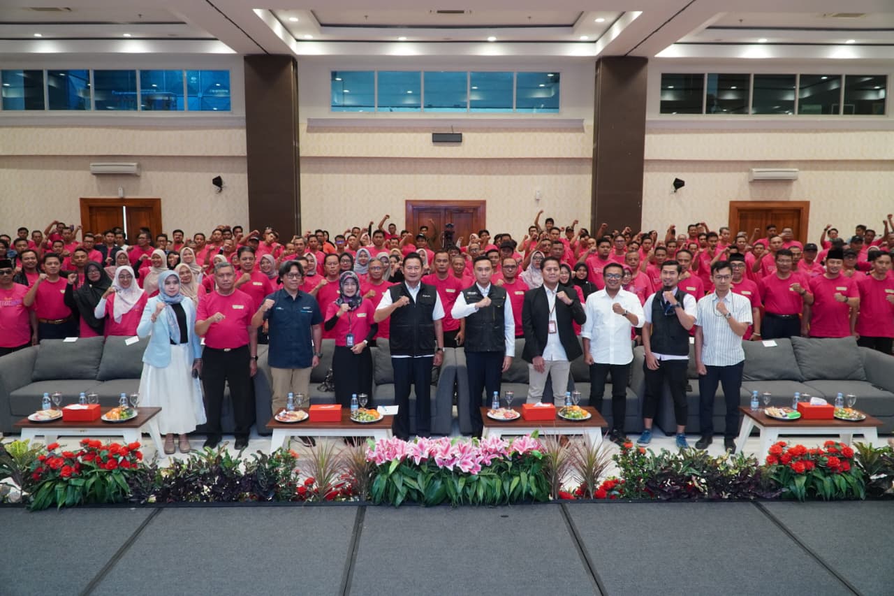 Bupati beserta peserta pengurus KDKMP saat berpose dalam acara pembinaan. SP/IST