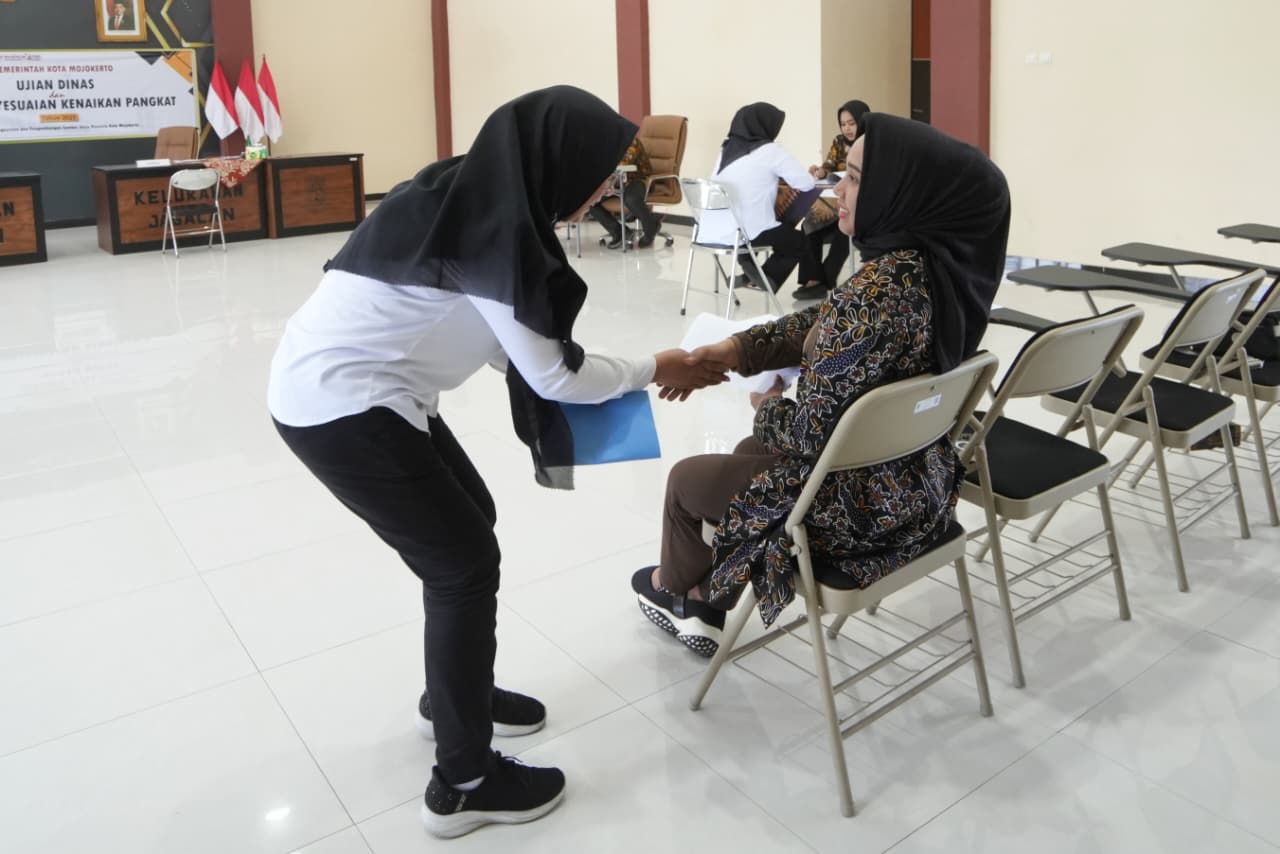 Ning Ita saat meninjau Ujian Kenaikan Pangkat bagi para aparatur sipil negara (ASN). SP/Dwy AS