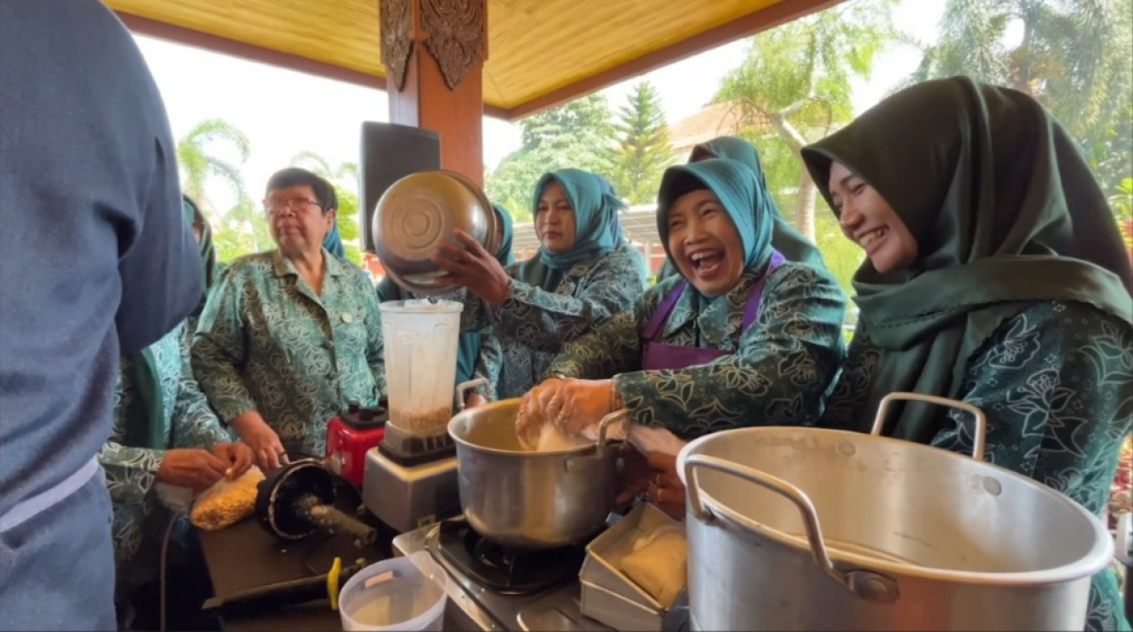 Wali kota Ning Ita saat membuka pelatihan olahan makanan berbahan kedelai.