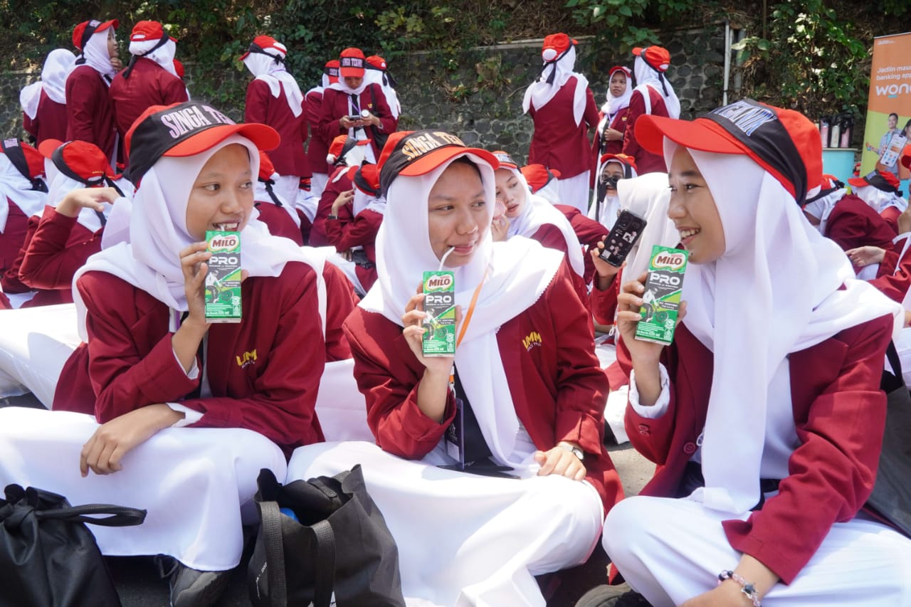 Berbagai keseruan para mahasiswa yang menjajal berbagai aktivitas interaktif di booth MILO PRO University Roadshow, seperti games dan photo booth. Tidak hanya itu, para mahasiswa juga dapat mencoba produk MILO PRO.
