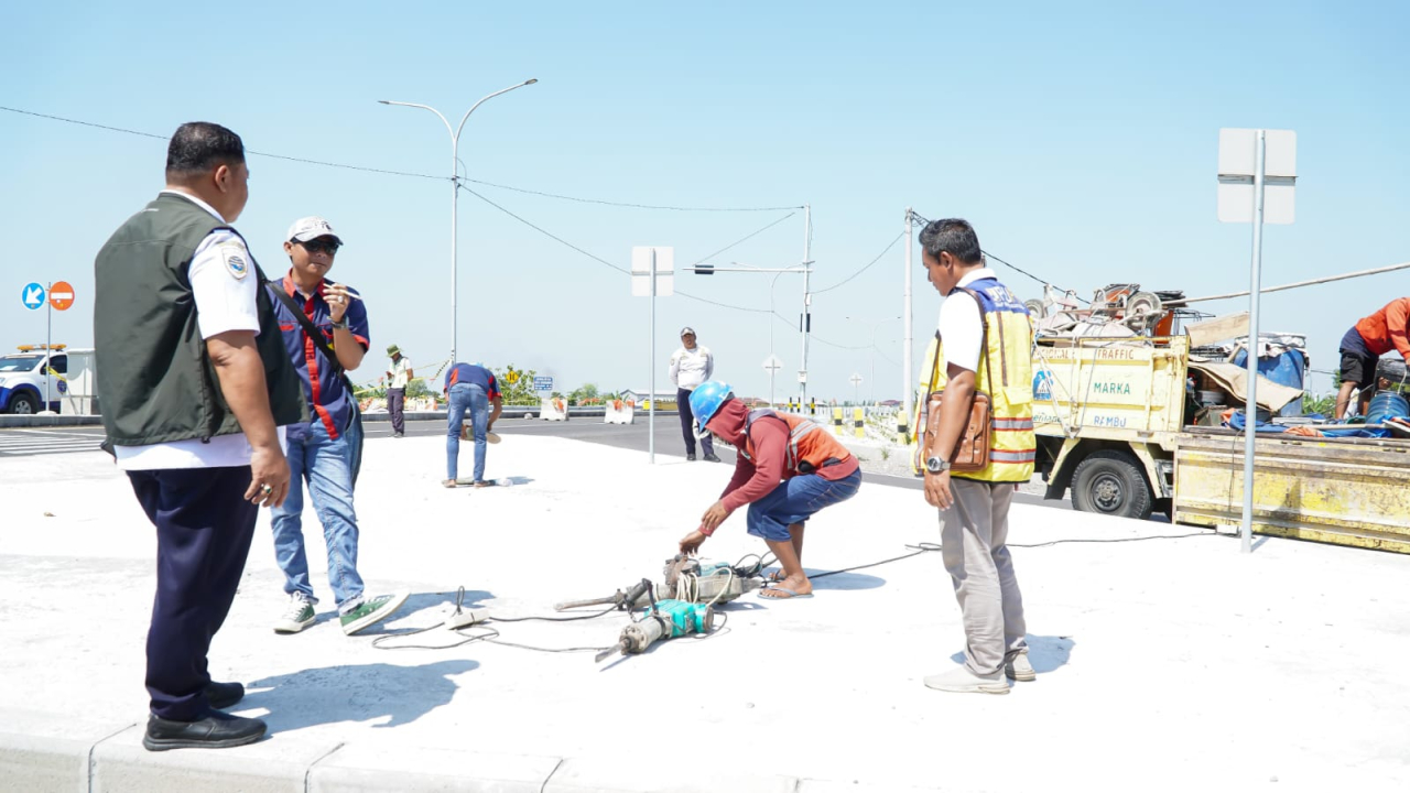 Titik APLI mulai dipasang di Simpang Balun, untuk memberikan kenyamanan pada kendaraan yang melewati JLU. SP/IST