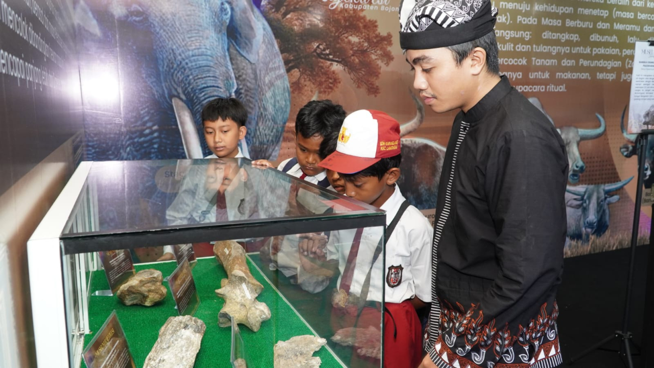 Para siswa SDN tengah melihat langsung Expo Museum usai resmi dibuka di LSC. SP/IST
