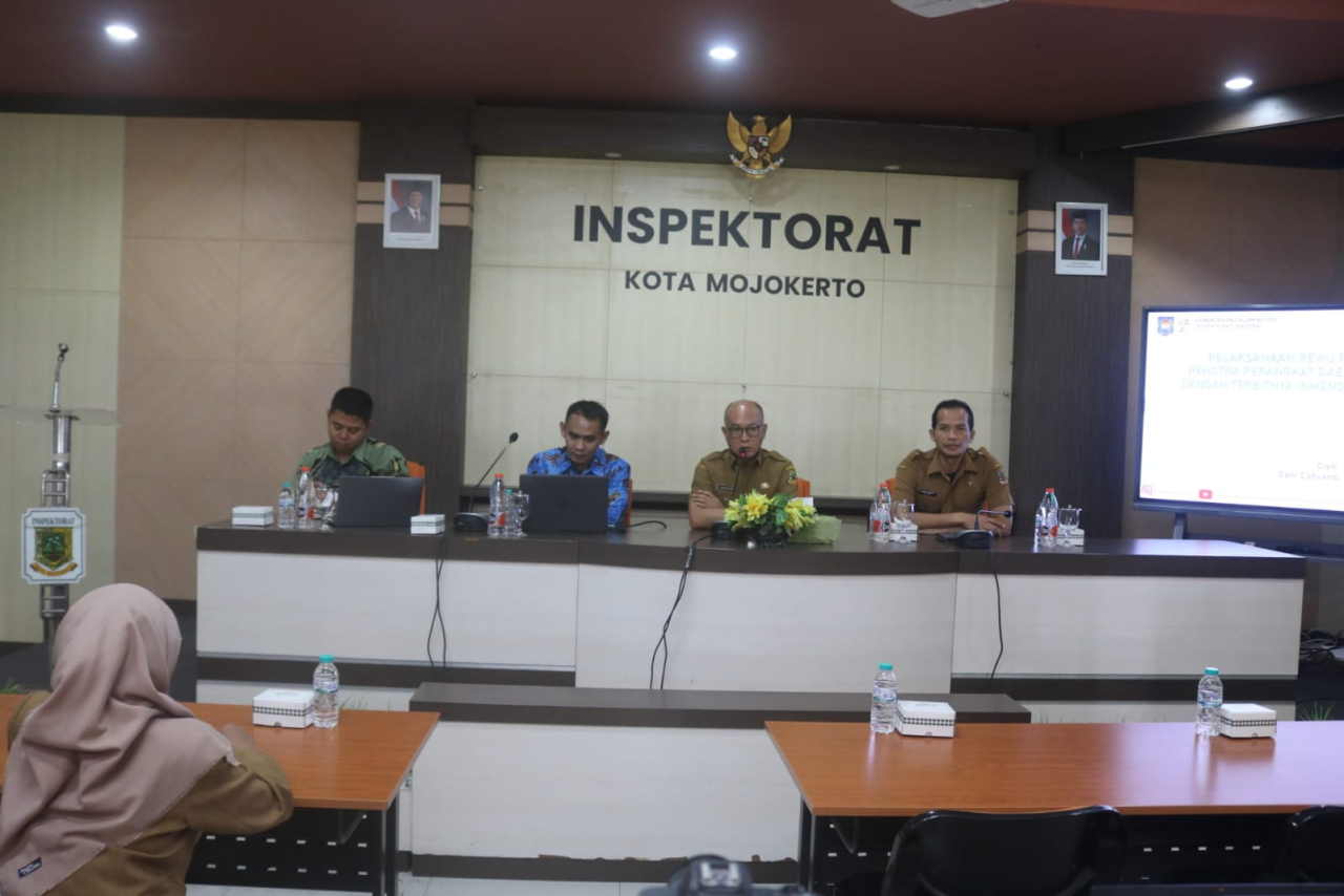 Plt Inspektur Daerah Kota Mojokero, Agung Moeljono saat memimpin rapat di kantor inspektorat Kota Mojokerto.
