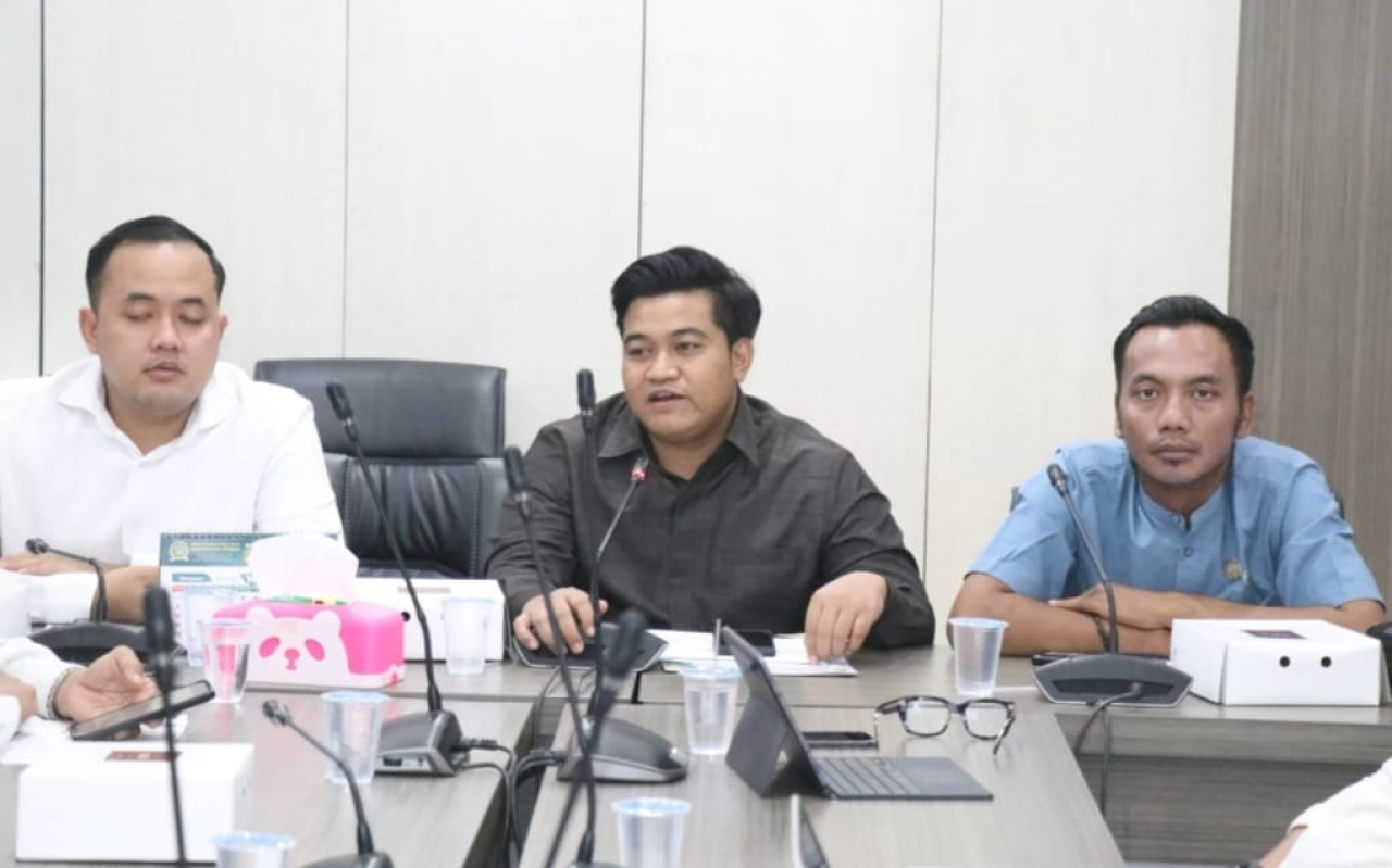 Ketua DPRD Gresik Muhammad Syahrul Munir didampingi Ketua Komisi I Muhammad Rizaldi Saputra dan Ketua Komisi IV Muchamad Zaifudin saat rapat kerja gabungan Komisi I dan IV.  SP/M Aidid