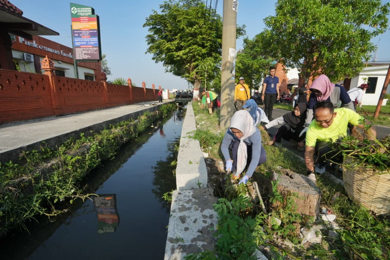 Wali Kota Ning Ita saat memimpin aksi bersih-bersih dalam rangka World Clean Up Day (WCD) 2025. SP/Dwy AS