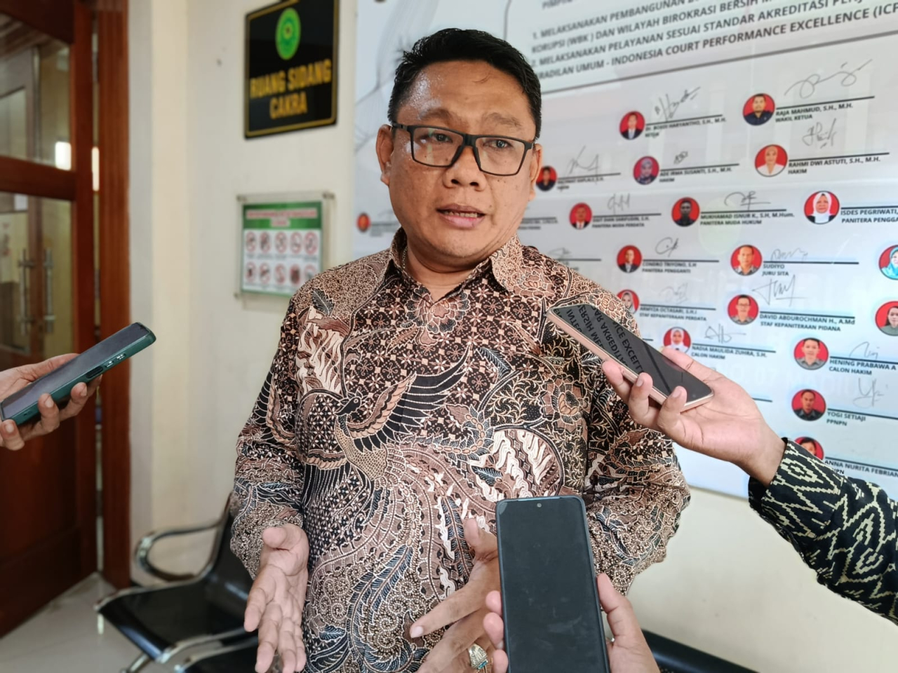 Kuasa Hukum penggugat, Wahyu Ditha Putranto diwawancara usai sidang di PN Kota Madiun, Senin (29/9/2025)