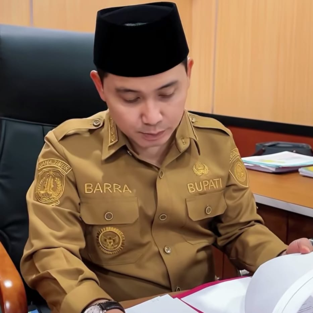Bupati Mojokero Gus Barra saat menandatangani SK Daftar Penerima dan Besaran Bantuan Iuran Jamsostek bagi guru TPQ
