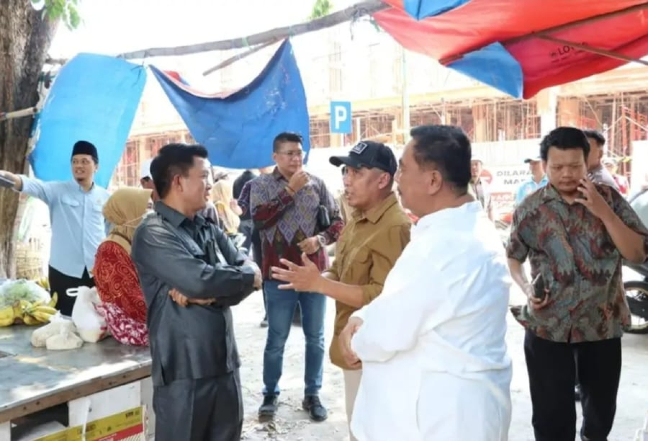 Ketua Komisi II DPRD Gresik Wongso Negoro saat memimpin inspeksi ke proyek pembangunan revitalisasi Pasar Tradisional Sidayu pada Jumat (26/9) pekan lalu. SP/M Aidid
