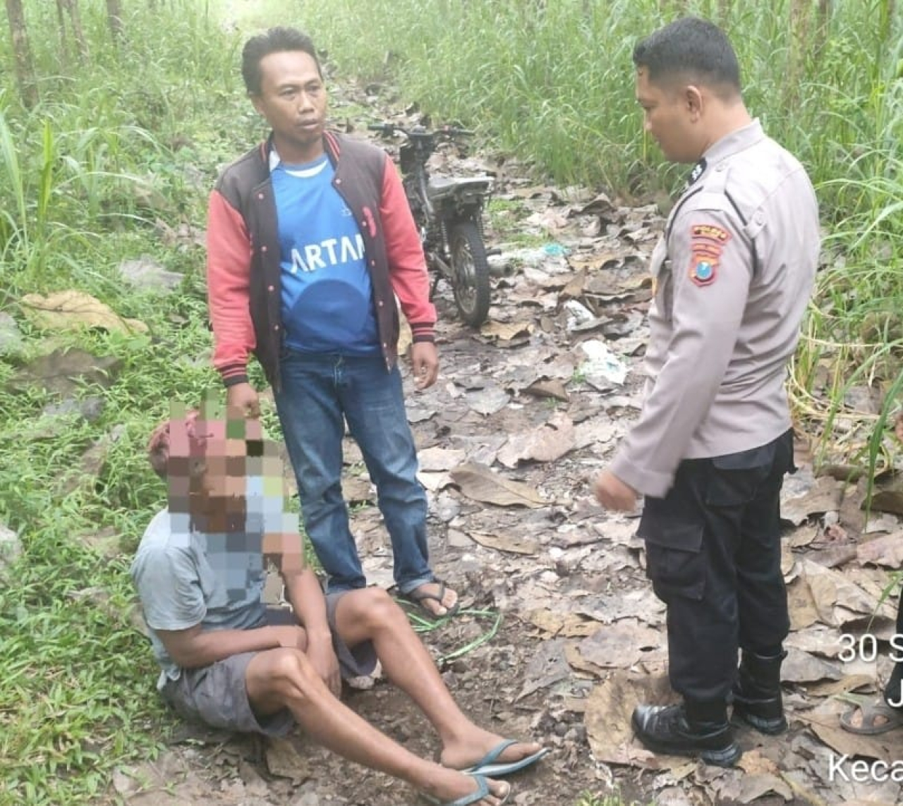 EW saat diintrograsi polisi dalam kawasan hutan. SP/Lestariono