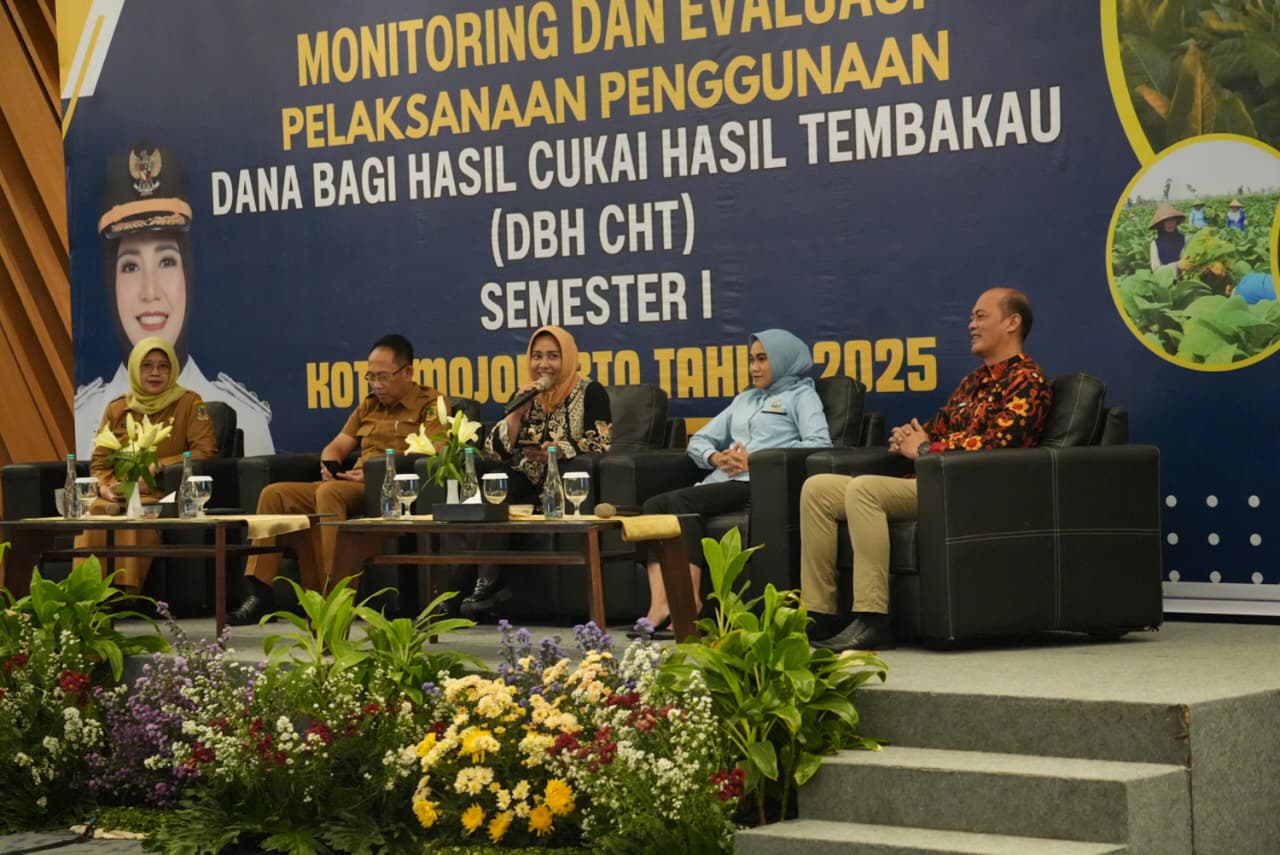 Wali Kota Mojokerto Ika Puspitasari saat membuka kegiatan Monitoring dan Evaluasi (Monev) Pelaksanaan Program Kegiatan DBHCHT Tahun 2025 di Ayola Sunrise Hotel, Selasa (30/9).