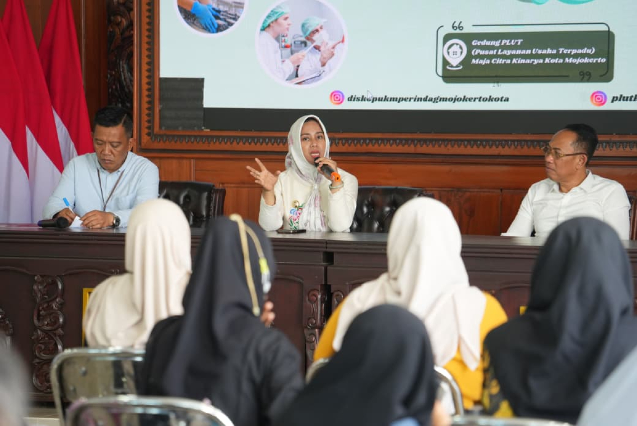 Wali Kota Mojokerto, Ika Puspitasari, meninjau Pelatihan Keamanan Pangan di Pusat Layanan Usaha Terpadu (PLUT) Maja Citra Kinarya, Prajuritkulon, Rabu (1/10). SP/ DWI