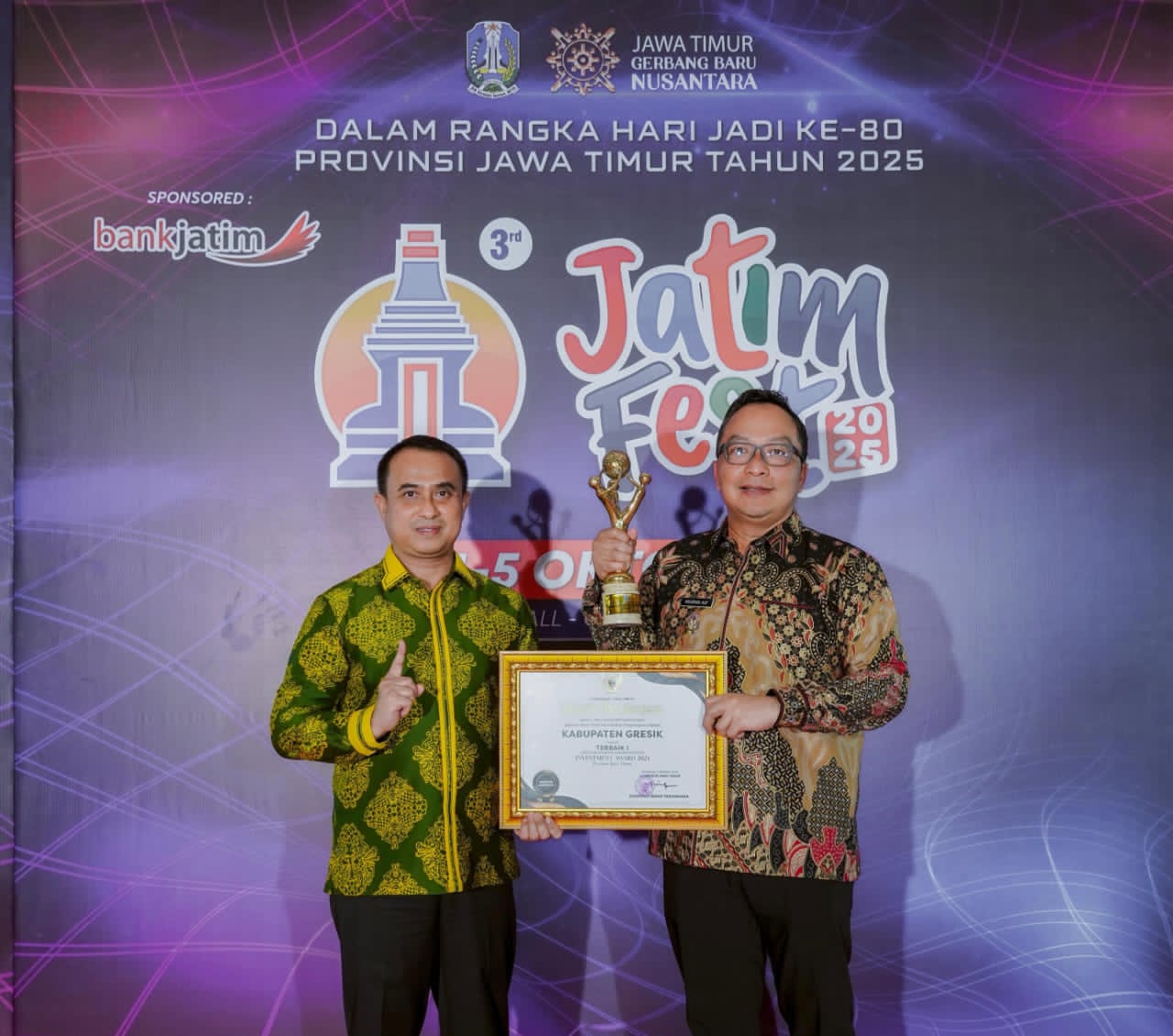 Wakil Bupati Alif saat menerima penghargaan Terbaik 1 Investment Award 2024 tingkat kabupaten/kota. SP/ MAIDID