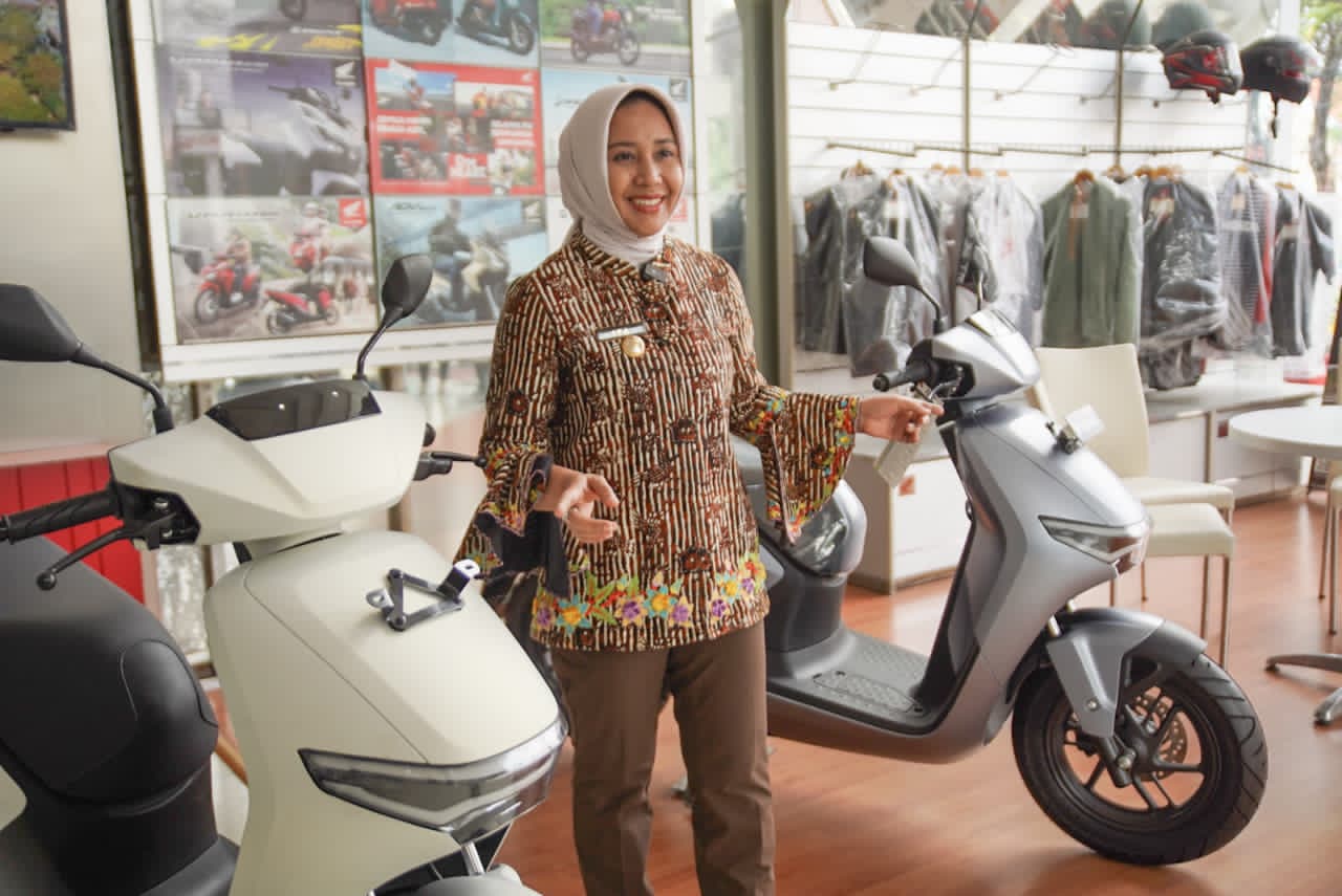 Walikota Ning Ita saat memamerkan hadiah utama untuk gelaran  Mojo Shop Fiesta (MSF) 2025. SP/ DWI