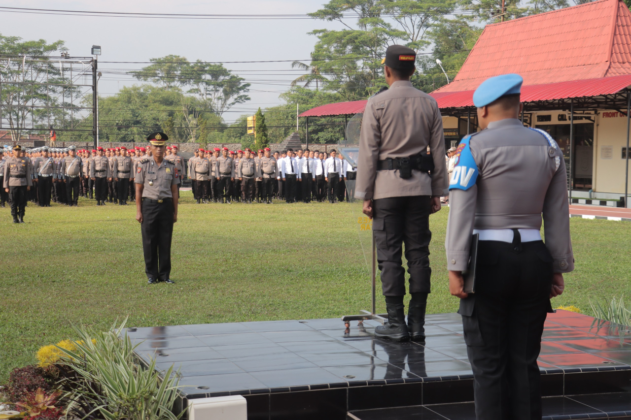 Saat gelar upacara kenaikan pangkat pengabdian Kapolsek Selorejo AKP Eko Sujoko naik pangkat Kompol. SP/ Lestariono