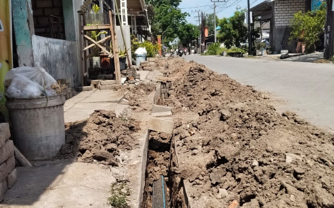 Jaringan PDAM Giri Tirta pun belum bisa masuk hingga ke pelosok desa. Dalam situasi serba terbatas, Pemerintah Desa Gempolkurung memilih jalan mandiri: membangun jaringan pipa tersier secara swadaya. SP/ MAIDID