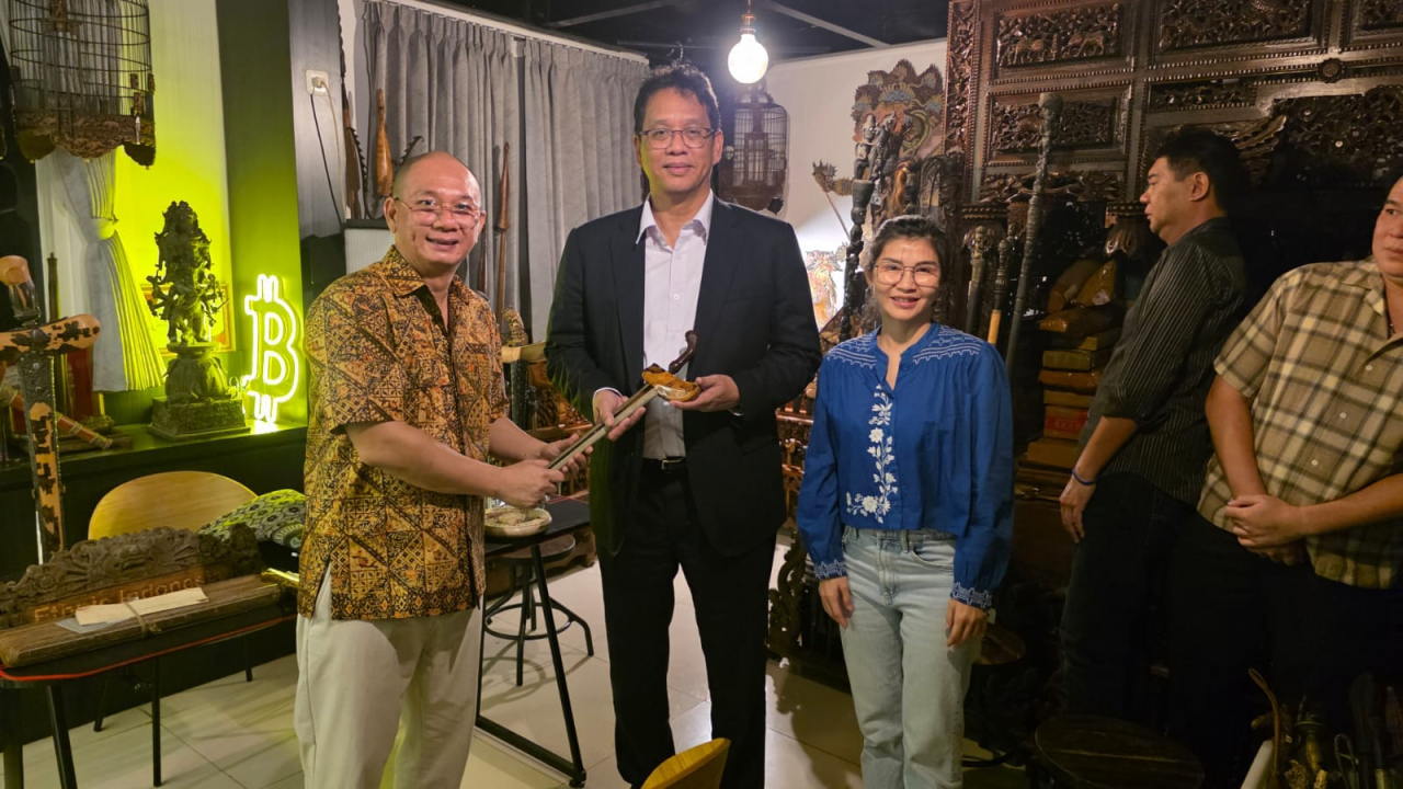 KRA Rivo Cahyono Setyonegoro (kiri) saat memberikan pusaka bernama Kyai Udan Mas kepada Menteri Keuangan Republik Indonesia, Purbaya Yudhi Sadewa (kanan). SP/ Al Qomaruddin