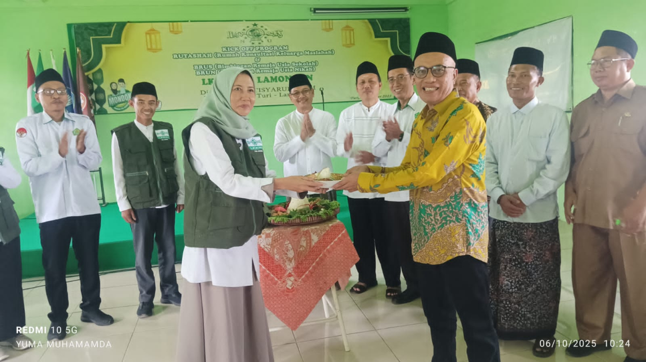 Ketua PCNU Lamongan Gus Syahrul Munir saat memberikan potongan tumpeng ke ketua LKK PCNU, Umaiyah. SP/MUHAJIRIN