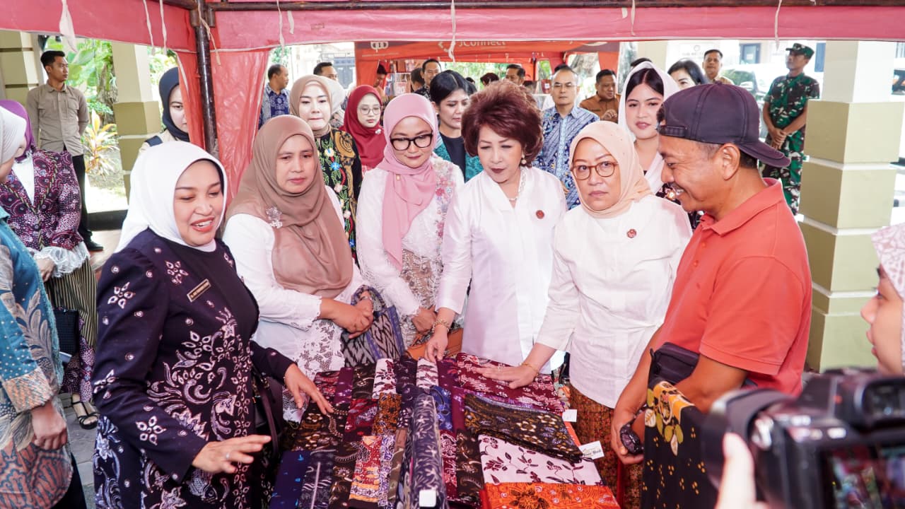 Kain tenun ikat dari Parengan ini mempunyai daya ikat, sehingga dijadikan obyek pelatihan. SP/IST