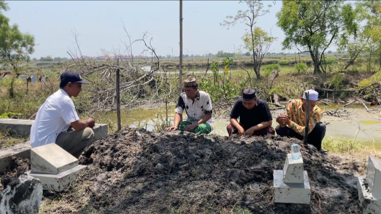 Ghifari Haikal Nur di makamkan bersebelahan dengan makam ayahnya yang telah berpulang empat tahun lalu, di TPU Desa Wangen Kecamatan Glagah Kabupaten Lamongan. SP/MUHAJIRIN