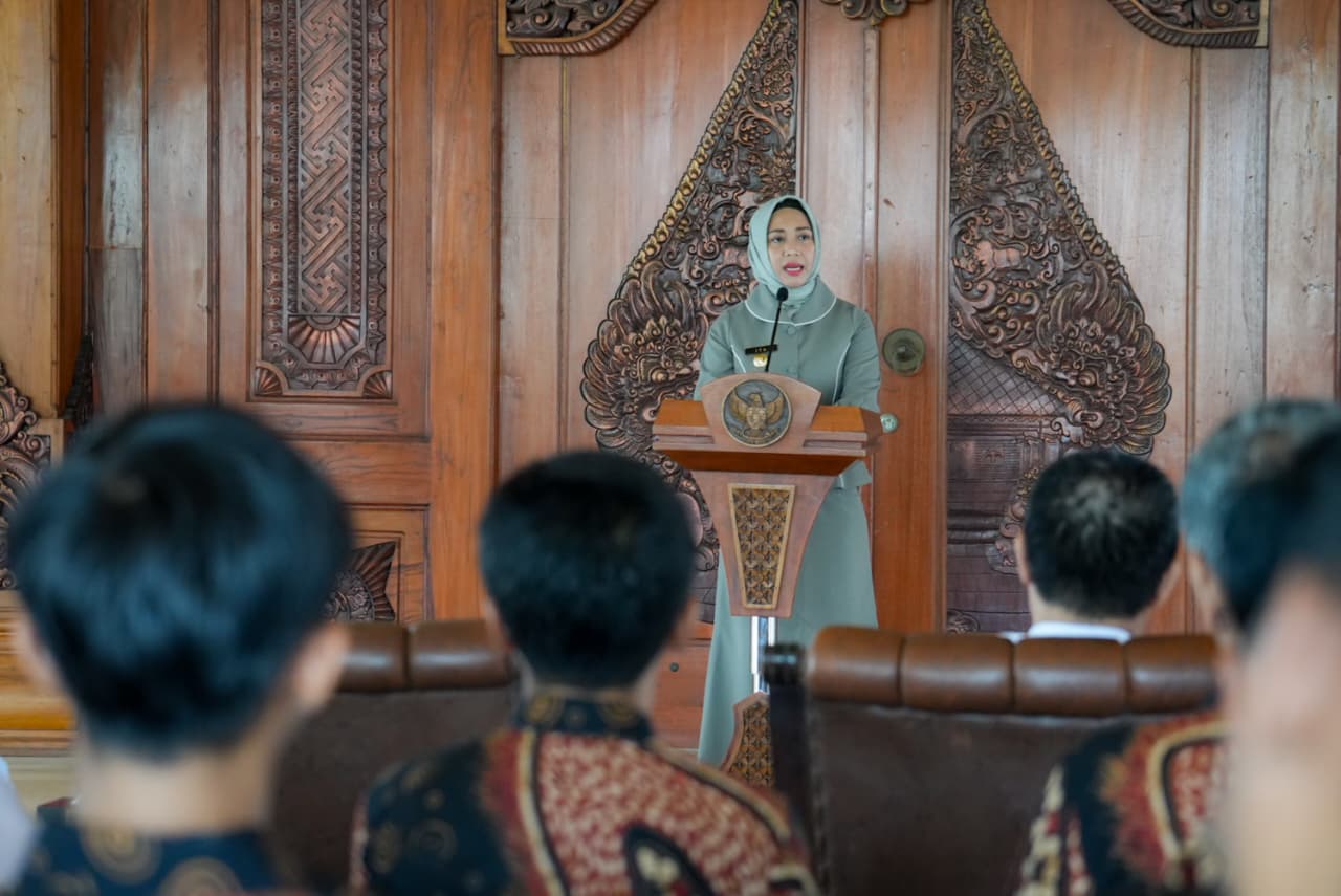 Wali Kota Mojokerto Ika Puspitasari saat audiensi di Pendapa Sabha Kridatama, Balai Kota Mojokerto pada Senin (13/10). SP/ DWI