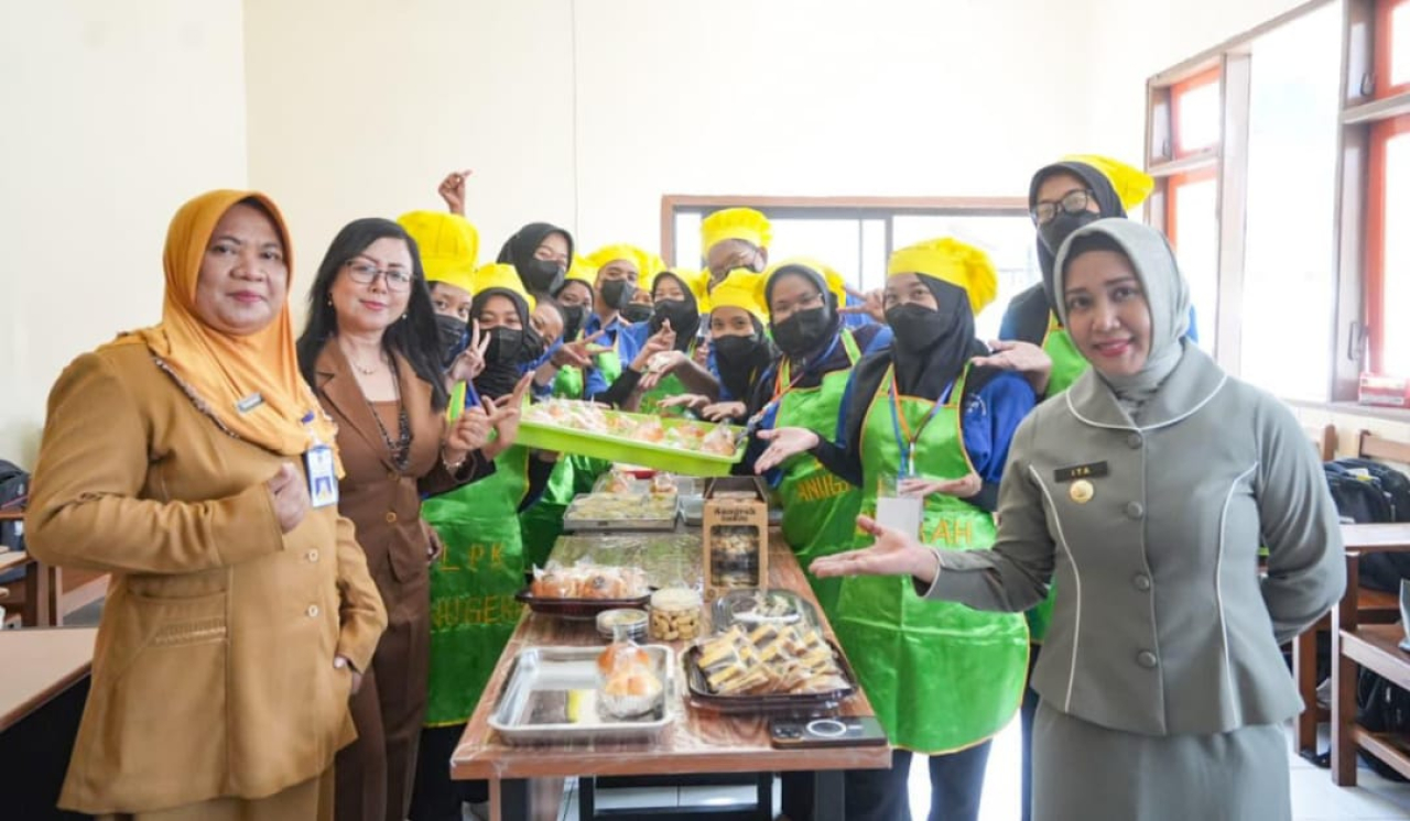 Foto bersama Wali Kota Mojokerto Ika Puspitasari dengan peserta pelatihan. SP/ DWI