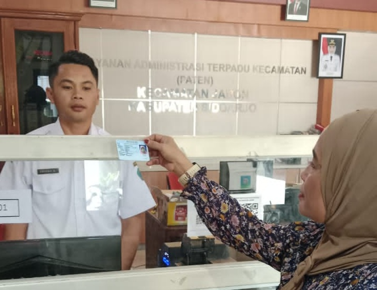 Ernani seorang warga mengurus  KTP di Kecamatan Jabon Sidoarjo, langsung jadi. SP/ HIKMAH