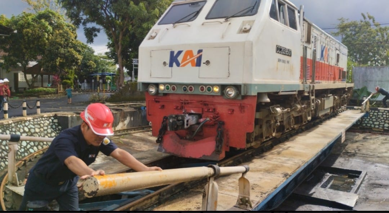 Petugas KAI melakukan perawatan lokomotif selama 24 Jam di Depo Lokomotif kelas A KAI Daop 5 Purwokerto. SP/ Lestariono