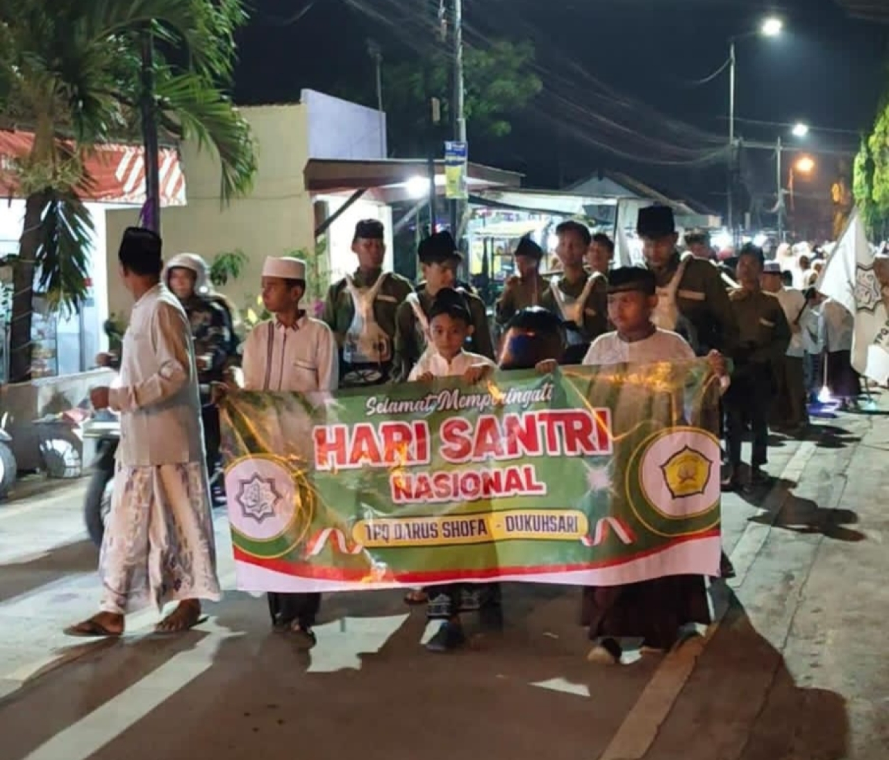 Kemeriahan TPQ Darus Sofa Dukuhsari Jabon menggelar pawai keliling dalam rangka Hari Santri 2025. SP/ HIKMAH