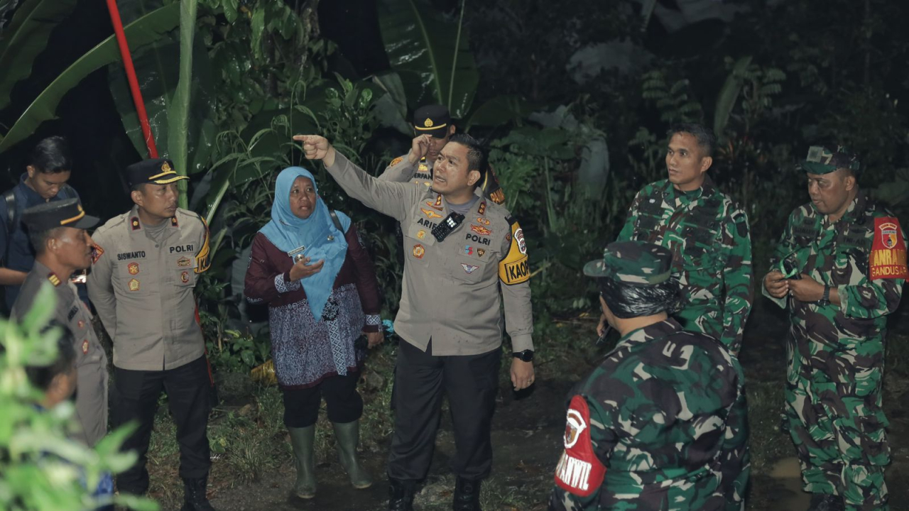 Kapolres Blitar/ Dandim 0808 Blitar beserta anggotanya dan masyarakat saat di tempat kejadian longsor. SP/ Lestariono