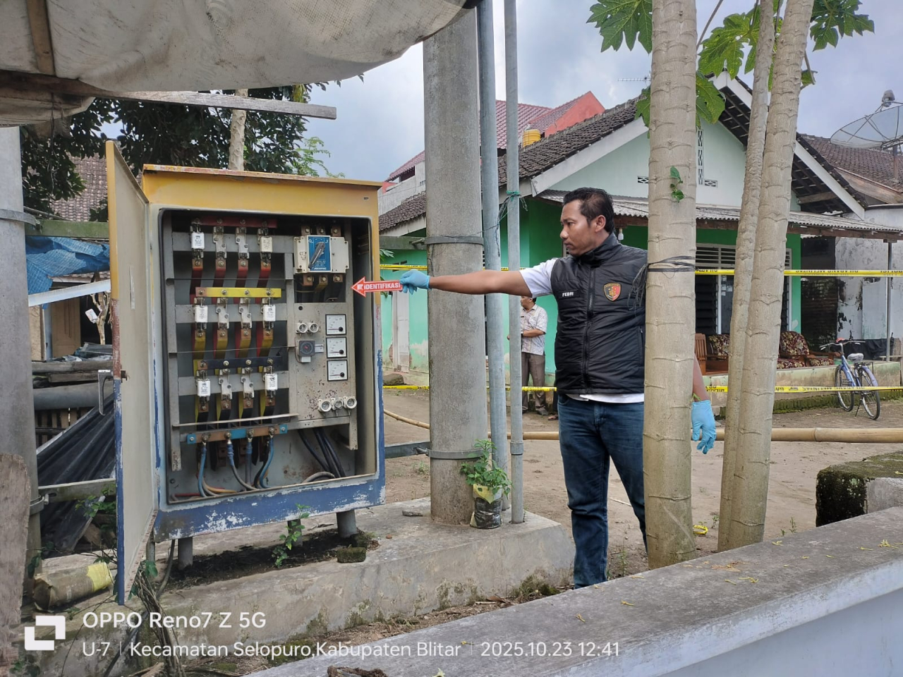 Saat olah TKP, terlihat Kotak Listrik PLN terbuka, sementara rumah korban derada di belakang kotak tersebut. SP/ Lestariono