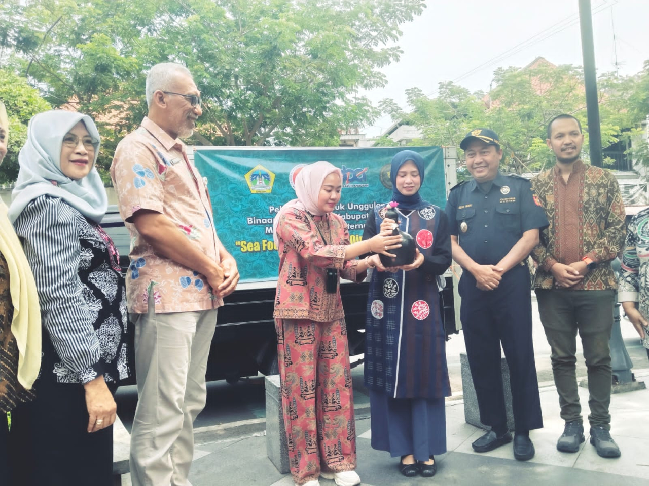 Ketua Dekranasda Gresik Nurul Haromaini yang istri Bupati Gresik pada acara pelepasan ekspor perdana produk UMKM seafood ke China, Jumat (24/10). SP/Maidid