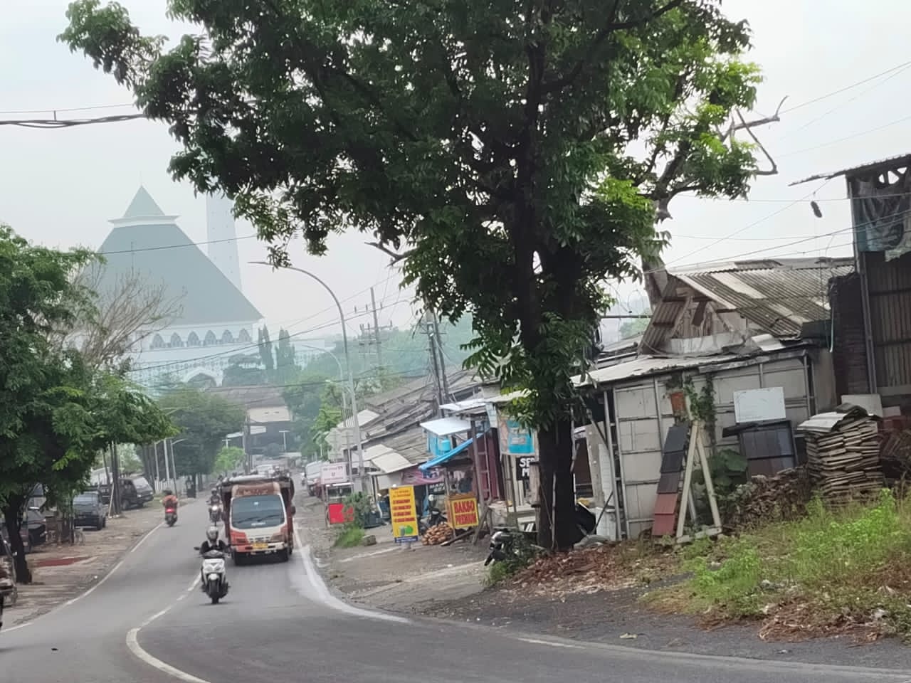 Kegiatan komersial mulai dari kios, lapak usaha hingga tempat parkir tidak resmi telah berdiri memenuhi eks tambang PT Semen Gresik depan Masjid Agung Gresik. SP/Maidid