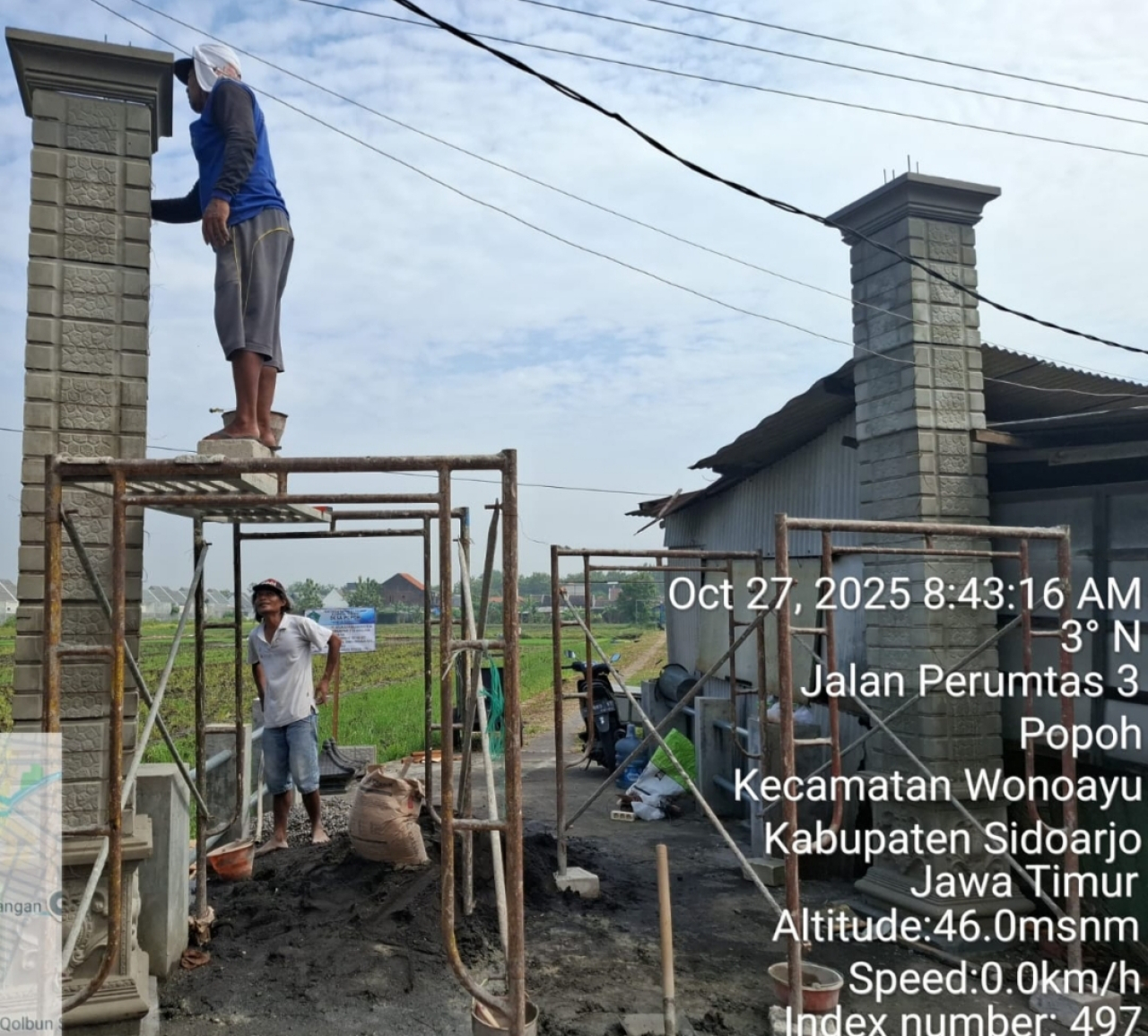 Warga Desa Popoh saat mengerjakan Pembangunan gapura di jalan makam Mbah liwon. SP/ HIKMAH