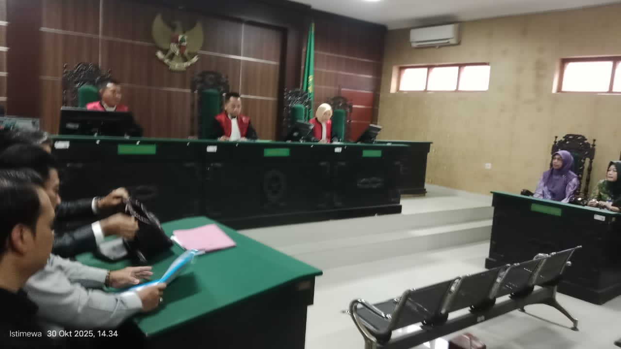 Sidang gugatan perdata antara pengusaha kontraktor Mochid Soetono melawan Pemerintah Kota Madiun kembali bergulir panas di Pengadilan Negeri (PN) Madiun, Kamis (30/10/2025). SP/ MAN