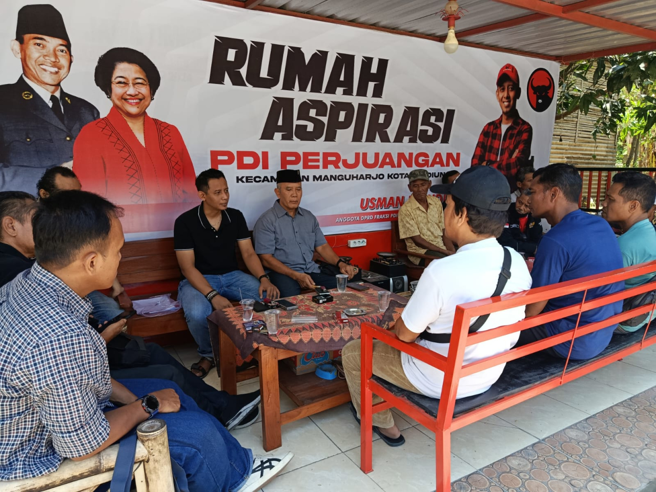 Puluhan pemulung di Tempat Pembuangan Akhir (TPA) Winongo, Kota Madiun, mendatangi rumah anggota DPRD Kota Madiun dari Fraksi PDI Perjuangan, Usman Ependi, Sabtu (11/10/2025).