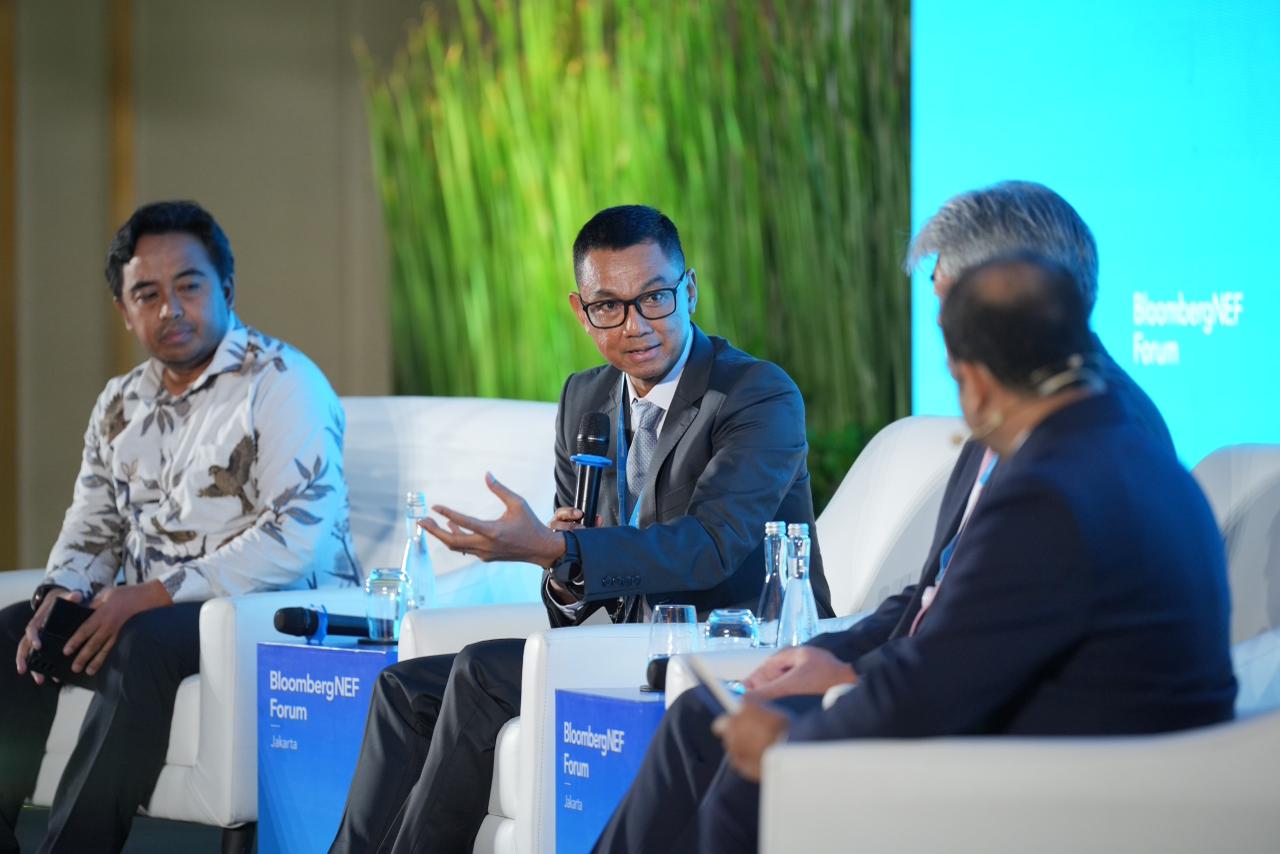Dirut PLN, Darmawan Prasodjo (kedua dari kiri) memaparkan dalam BloombergNEF Forum, di Jakarta, Senin (6/10/2025). Foto/Humas PLN