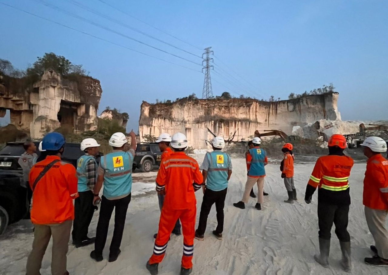 Tim PLN didampingi Aparat Polres Gresik, meninjau lokasi Tower SUTT yang berada di area penambangan di Gresik pada Rabu (15/10/2025). Foto/Humas PLN