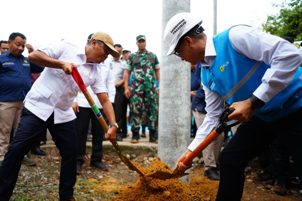 Menteri ESDM, Bahlil Lahadalia (kiri) bersama Dirut PLN, Darmawan Prasodjo (kanan) secara simbolis melakukan penimbunan tanah di lokasi penanaman tiang listrik pertama di Desa Bandar Jaya, Musi Banyuasin, Sumatera Selatan, Kamis (16/10/2025). Foto/Humas P